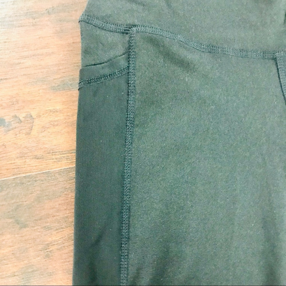Mesh Insert High-Rise Capri Leggings - Picture 4 of 7